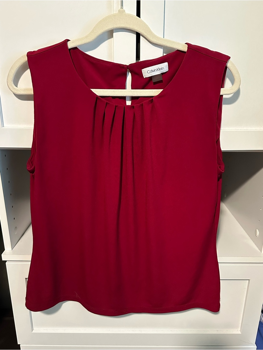 Calvin Klein Burgundy Pleated Sleeveless Blouse Career Workwear Top. Size Medium